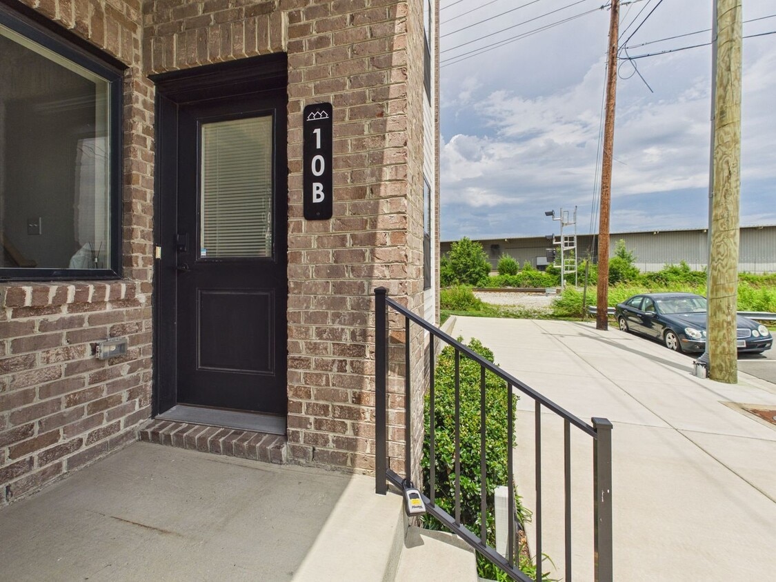 Photo - 1900 Roseneath Road