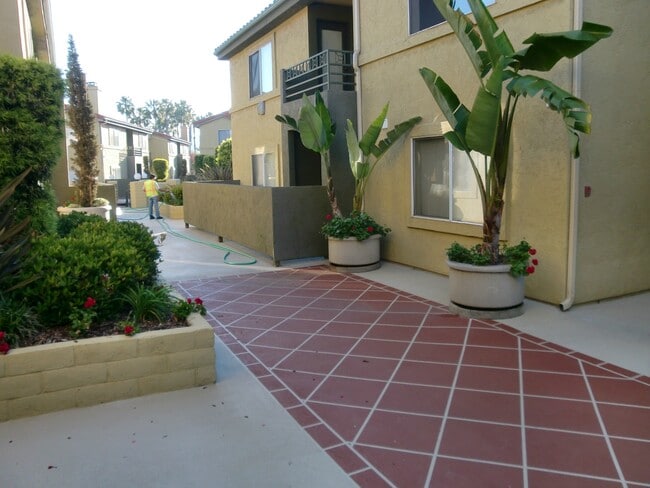 Building Photo - 7425 Charmant Dr