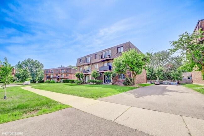 Foto del edificio - 1208 Whispering Hills Ct