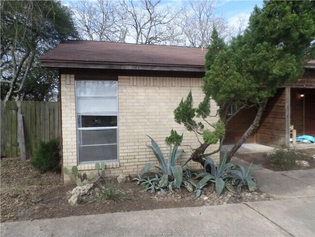 Building Photo - Spacious Duplex Available for Pre-lease!