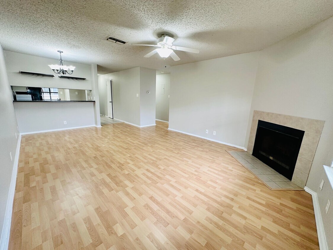 Primary Photo - Charming 2BR/2BA Condo in South Congress -...