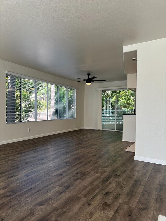 Building Photo - 4594 Cove Dr