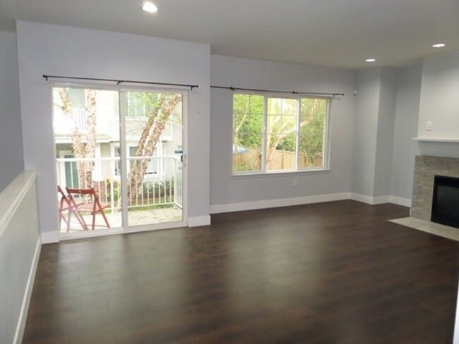 Building Photo - Super Nice 2-Bedroom Townhouse w/Attached ...