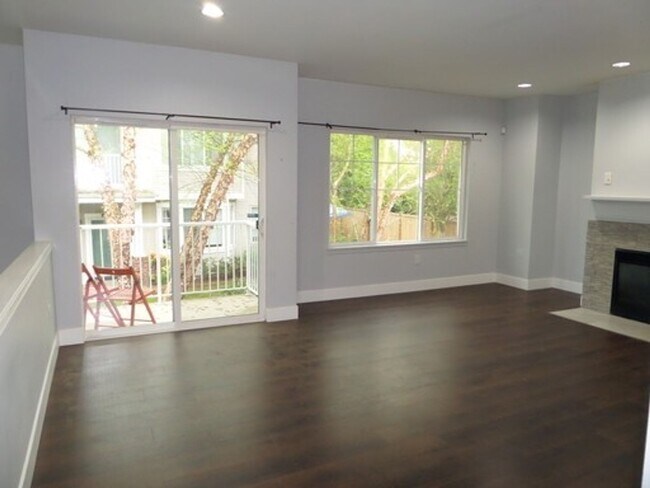 Foto del edificio - Super Nice 2-Bedroom Townhouse w/Attached ...