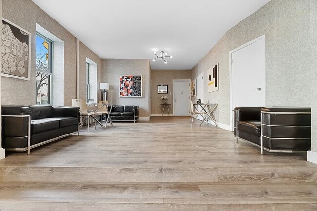 Foto del edificio - 239 W 63rd St