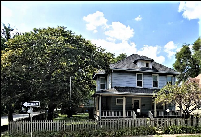 Building Photo - 701 N State St