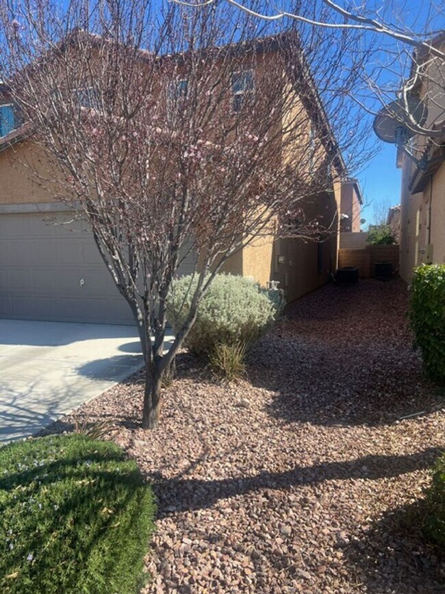 Building Photo - A Fabulous 5 Bedroom Home in Henderson (2 ...