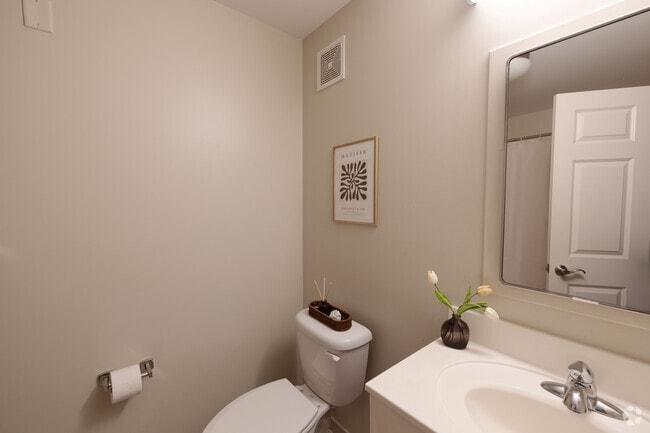 1BR, 1BA - 633SF - Bathroom - College Suites at City Station East