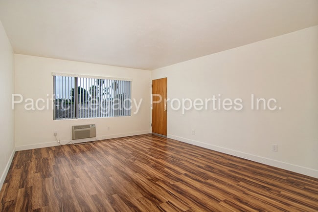 Building Photo - 228 Twin Oaks Ave