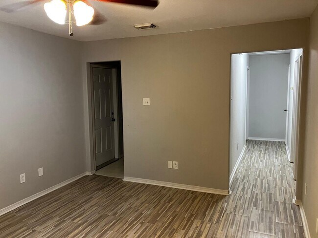 Sala de estar - 1105 Haynes St