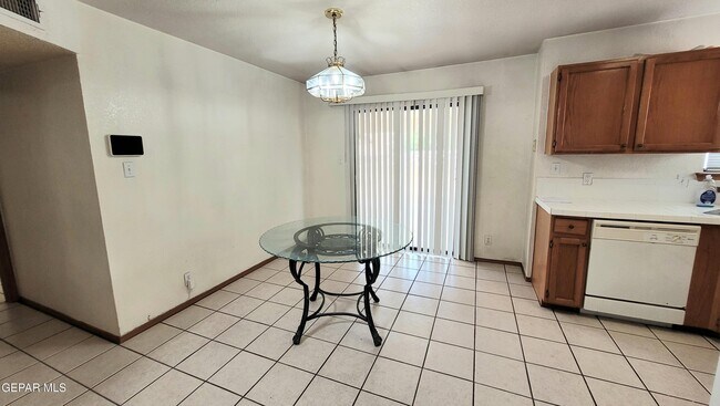 Foto del edificio - 7149 Golden Hawk Dr