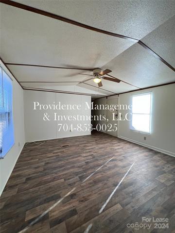 Foto del edificio - 216 Tall Pines Ln