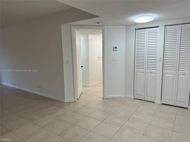 Foto del edificio - 2 br, 2 bath House - 9811 Westview Dr Apt 913