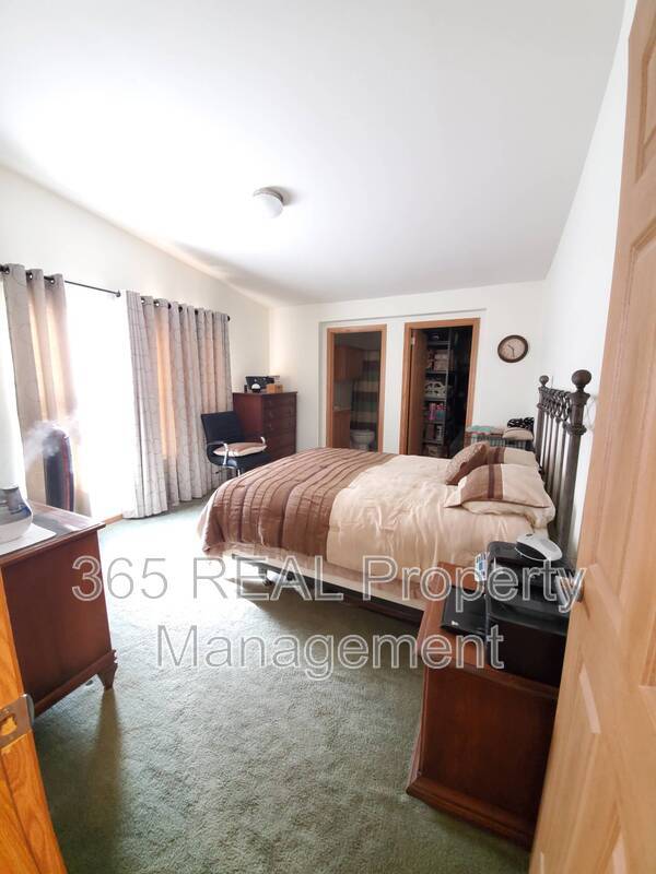 Foto del edificio - 644 School House Dr