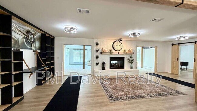Foto del edificio - 332 Whispering Woods Drive