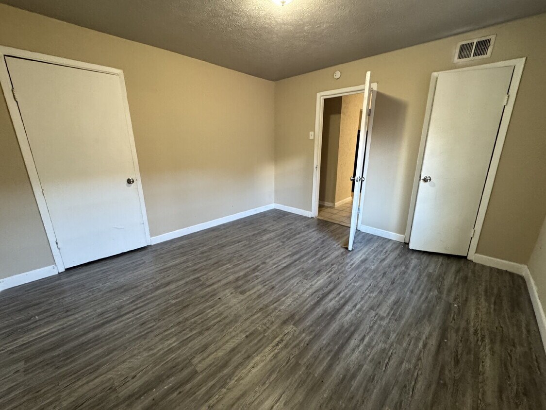 Building Photo - Fouplex unit ready to move in in Castle Hill!