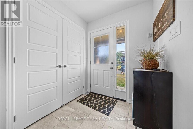 Photo du bâtiment - 814 Stallion Cres