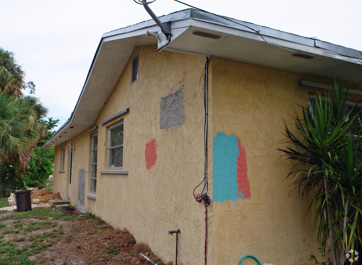 Building Photo - 4455 NE Palmetto Dr