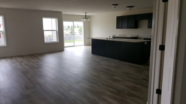 Kitchen, all appliances included! - 1607 Glen Hollow Dr