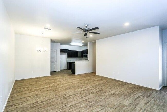 Foto del edificio - 12004 Englewood Ave