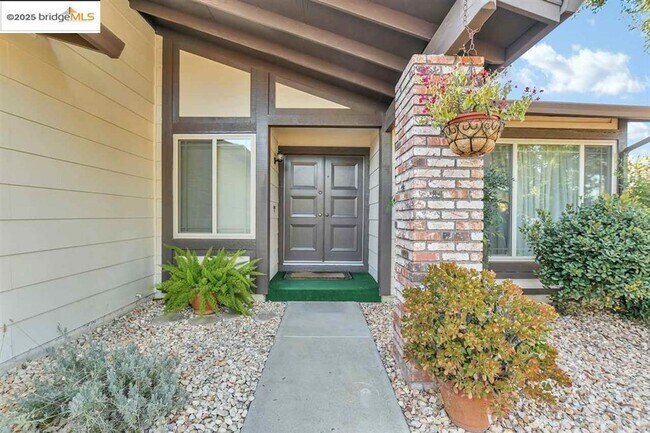 Building Photo - 817 Basalt Way