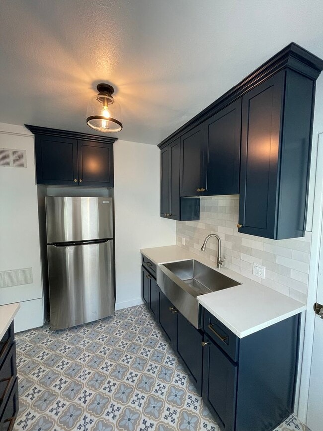 Building Photo - Remodeled 2BR in NoHo – Brand New Kitchen, 2 Parking Spaces, Walk to NoHo West Mall