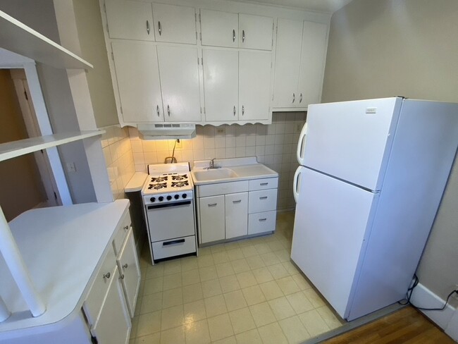 Building Photo - Upper level Corner Unit 1 Bed 1 Bath near ...