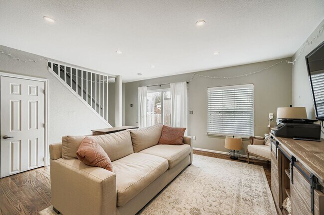 Foto del edificio - LOCATION, LOCATION! Featuring modern finis...