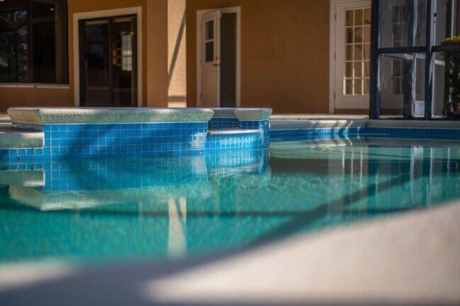 Building Photo - Over 4400 Sqft of Glorious Room! 5-bedroom...
