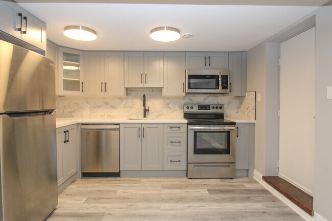 Photo du bâtiment - 2 Bedroom Basement Unit– All Utilities & Parking Included – $2,099/month