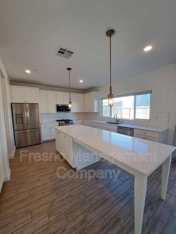 Building Photo - 911 Blue Oak Lane W