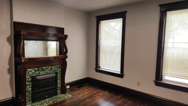 Building Photo - "Spacious 5-Bedroom Gem with 2 Full Baths in St. Louis – Your Ideal Family Home Awaits!"