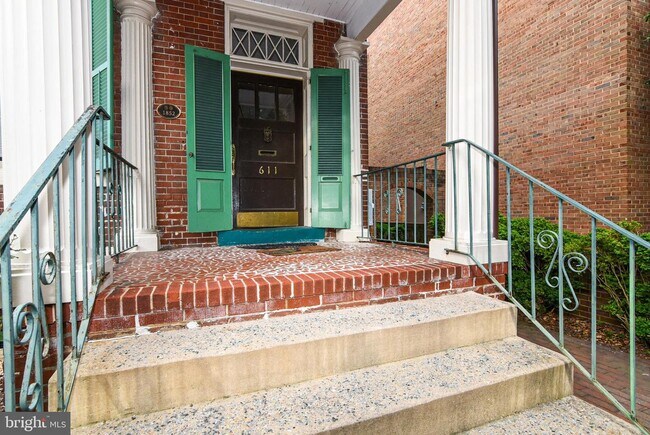 Building Photo - 611 Caroline St