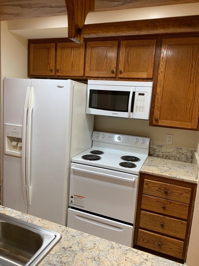 Beautiful spacious Kitchen with plenty of cabinets and granite counter tops - 23304 Sesame St