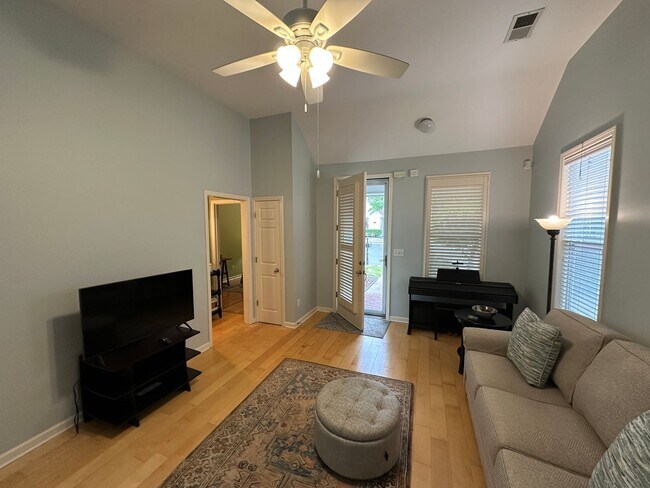 Foto del edificio - Adorable 2 bedroom 2 bath all hardwood.   All appliances included. Pets allowed with fees.  Avail...