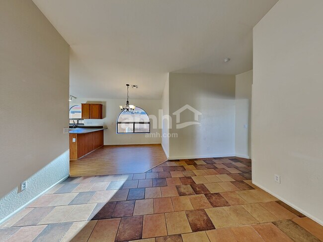 Foto del edificio - 15852 W Latham Street