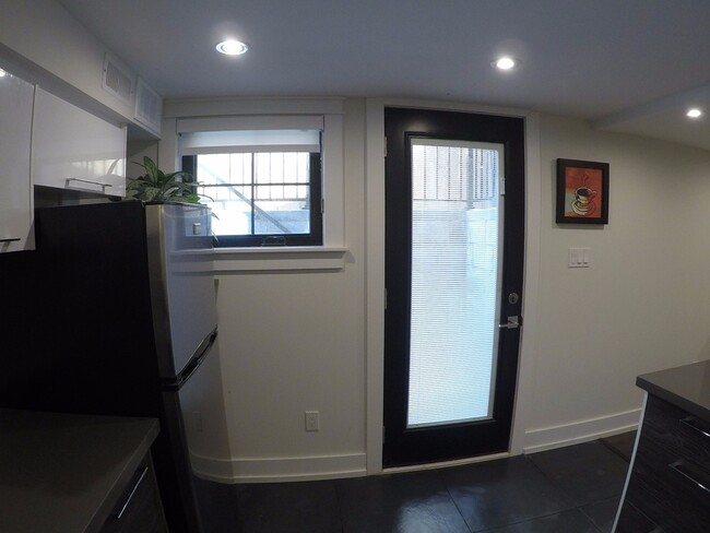 Building Photo - 206 Bellwoods Av