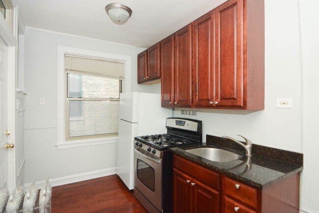 Building Photo - 549.5 W Surf St