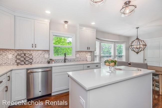 Building Photo - 6 br, 4.5 bath House - 5305 W 83rd Street
