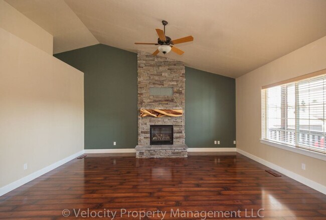 Foto del edificio - Immaculate Bend Home!