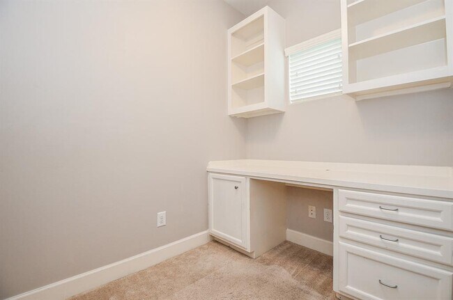 Building Photo - 3715 Main Plaza Dr