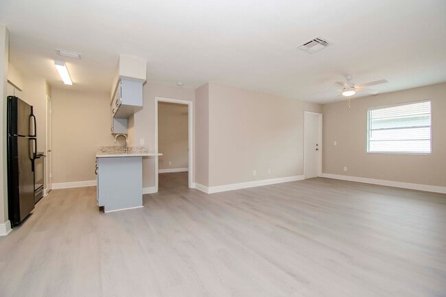 Foto del edificio - 2/2 Condo in Heart of Brandon @ The Hampto...