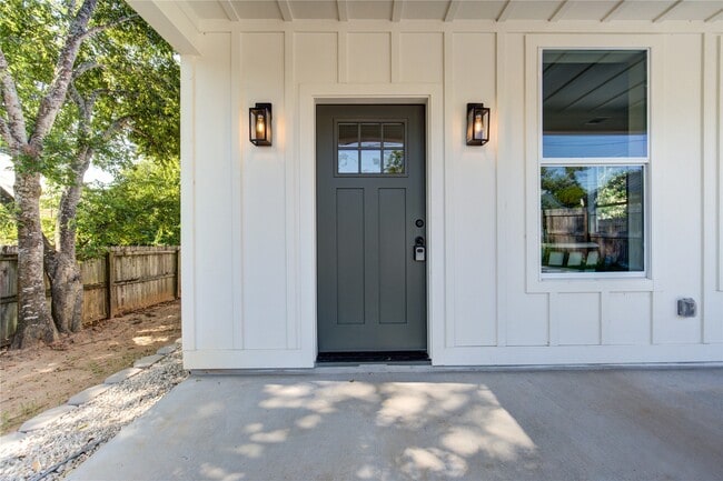 Building Photo - 11 E Obryant St