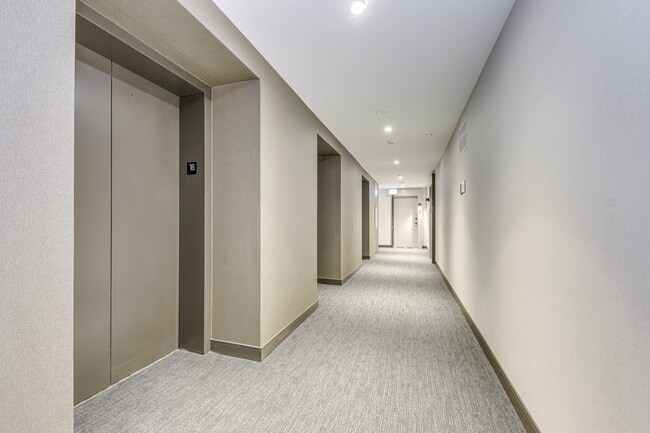 Photo du bâtiment - 8020-18020 Derry Rd