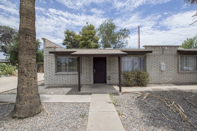 Building Photo - 2201 W Belmont Ave