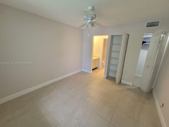 Foto del edificio - 10005 Winding Lake Rd