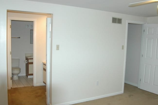 Main Bedroom w/ Separate Dressing Area - 628 Windsor Ave