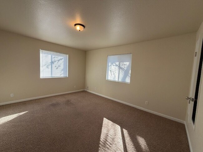 Foto del edificio - New Paint AND a Yard with a picket fence!