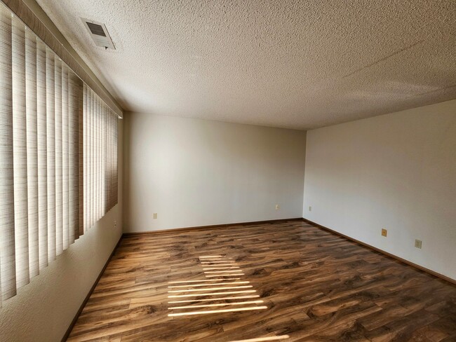 Building Photo - Spacious N. Richland Townhome- Includes Washer & Dryer!