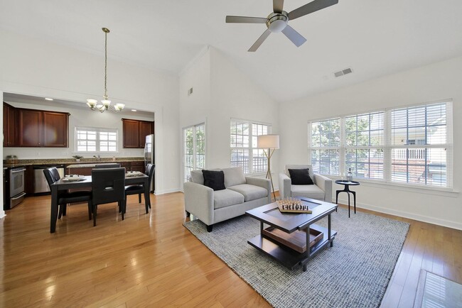 Building Photo - Lovely Two Bed Two Bath Townhome in Ballan...